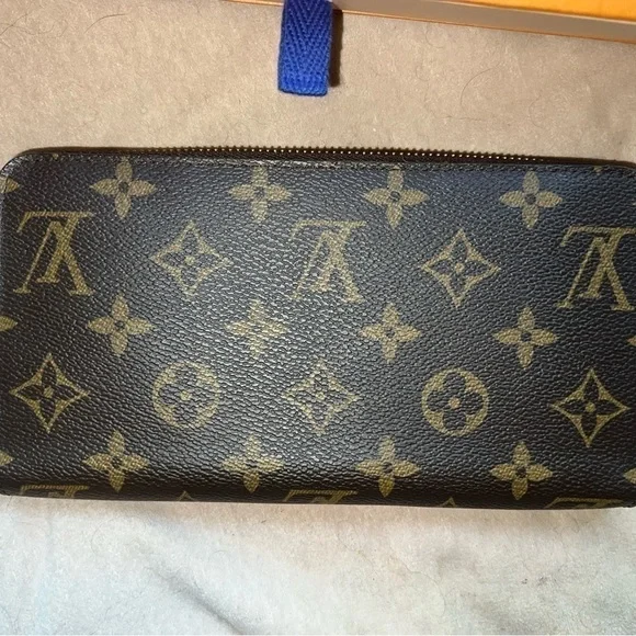Limited Edition rare Zippy Monogram Vivienne 2020 Holiday Collection Long Wallet - Picture 3 of 14